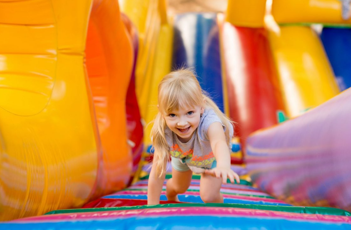 jugar en castillos hinchable niños